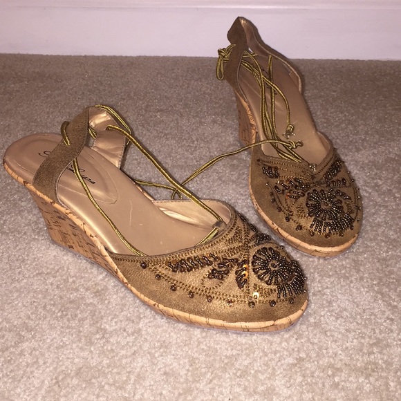 Red Lips Wedge Toe Heels - Picture 6 of 8